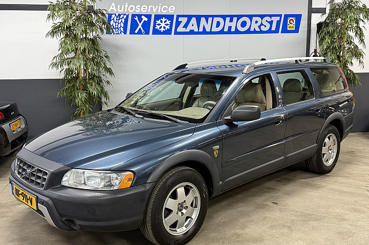 Volvo XC70 2.4 D5 Kinetic AWD // Leer // Trekhaak